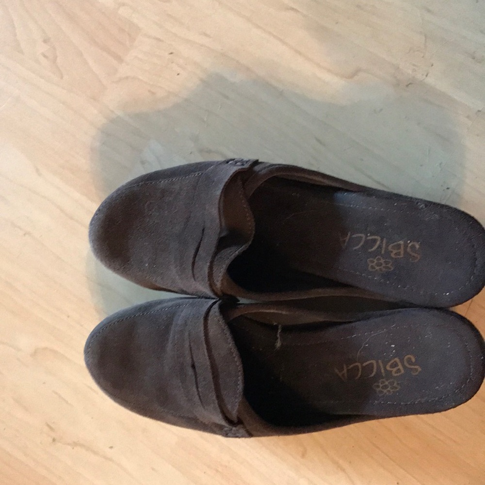 Women brown clogs